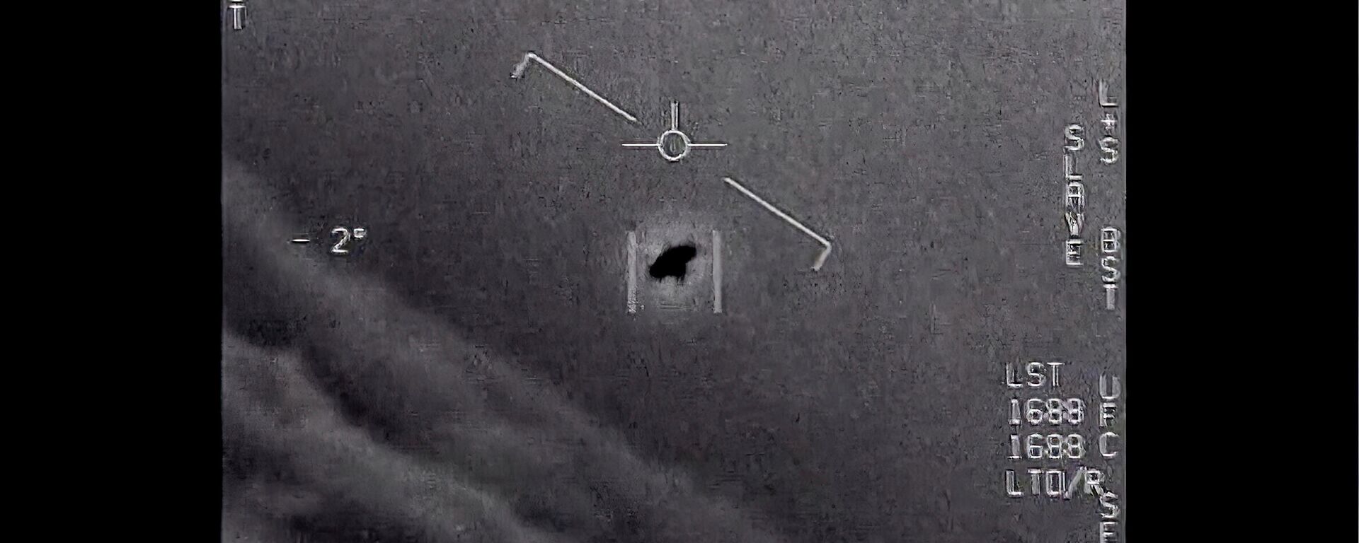 The image from video provided by the Department of Defense labelled Gimbal, from 2015, an unexplained object is seen at center as it is tracked as it soars high along the clouds, traveling against the wind. - Sputnik International, 1920, 20.12.2022
