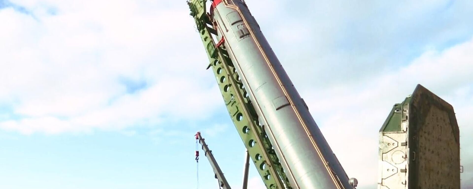 An intercontinental ballistic missile of the Avangard strategic missile system being installed in a silo in the Orenburg region. - Sputnik International, 1920, 27.03.2023