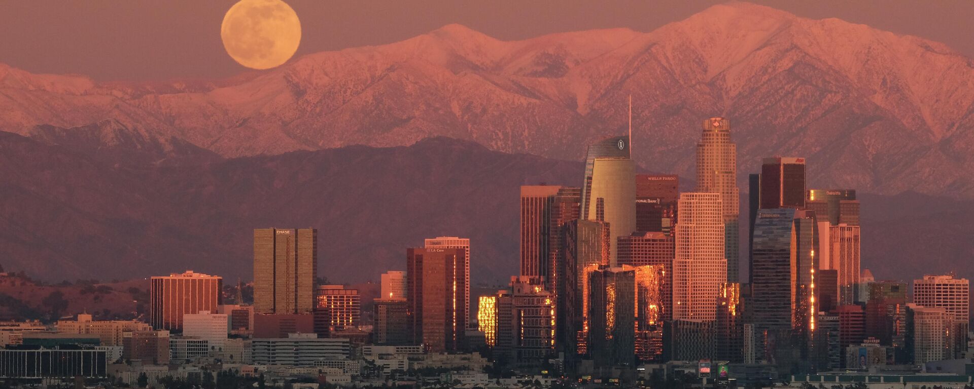 The full moon rises over snow covered mountains, behind the downtown Los Angeles skyline is seen from Kenneth Hahn State Recreation Area Tuesday, Dec. 29, 2020, in Los Angeles. - Sputnik International, 1920, 28.03.2022