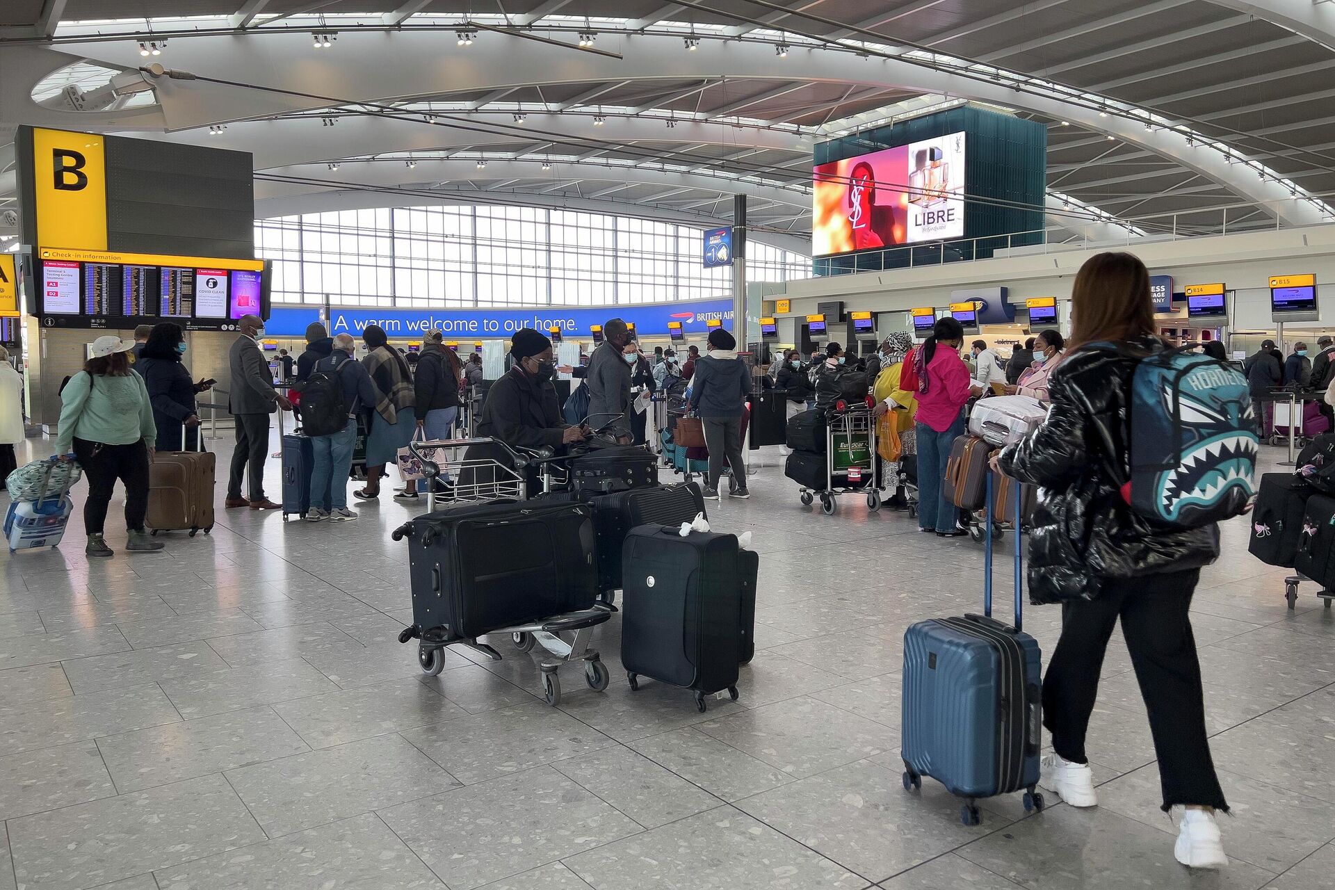 Passengers queue to check in, at Heathrow Airport in London, Monday, Nov. 29, 2021. - Sputnik International, 1920, 10.04.2022