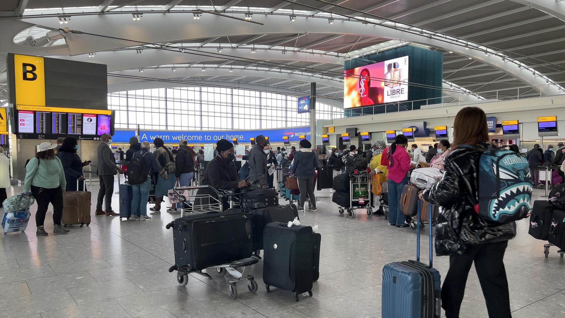 Passengers queue to check in, at Heathrow Airport in London, Monday, Nov. 29, 2021. - Sputnik International, 1920, 11.01.2023