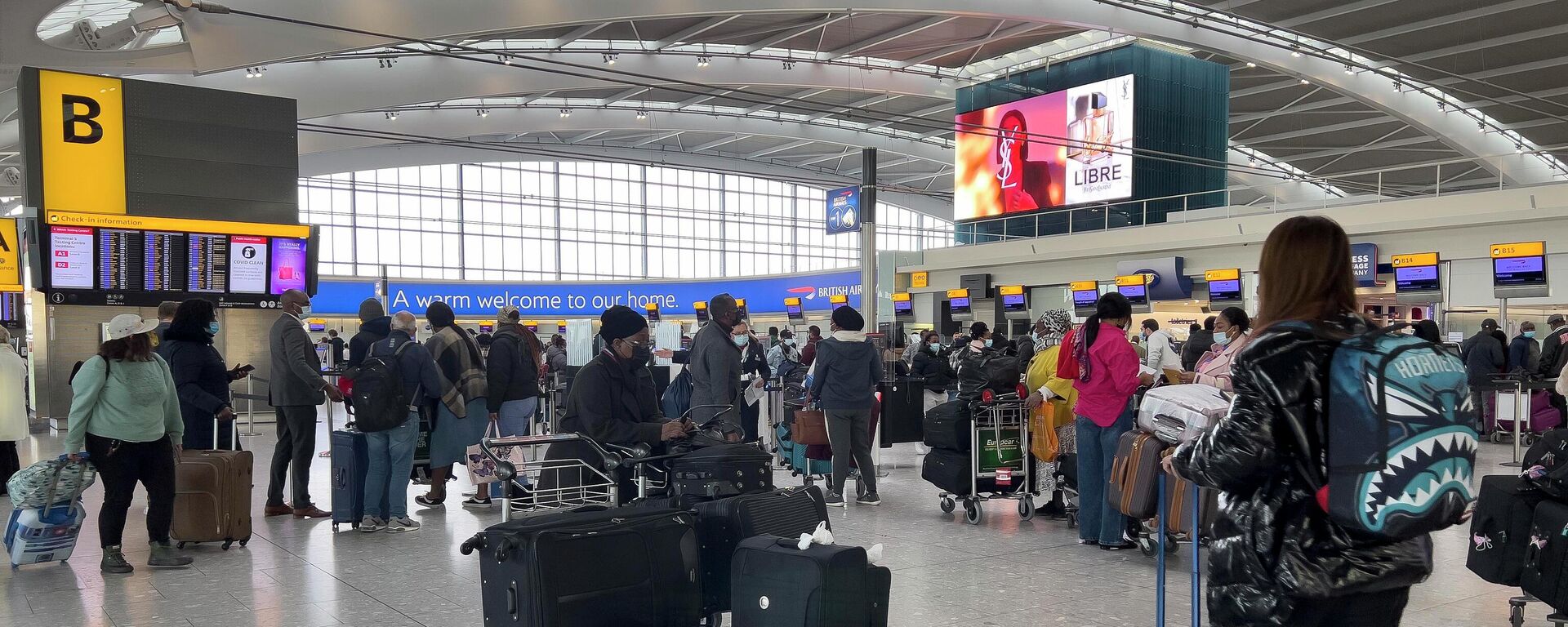 Passengers queue to check in, at Heathrow Airport in London, Monday, Nov. 29, 2021. - Sputnik International, 1920, 29.08.2023