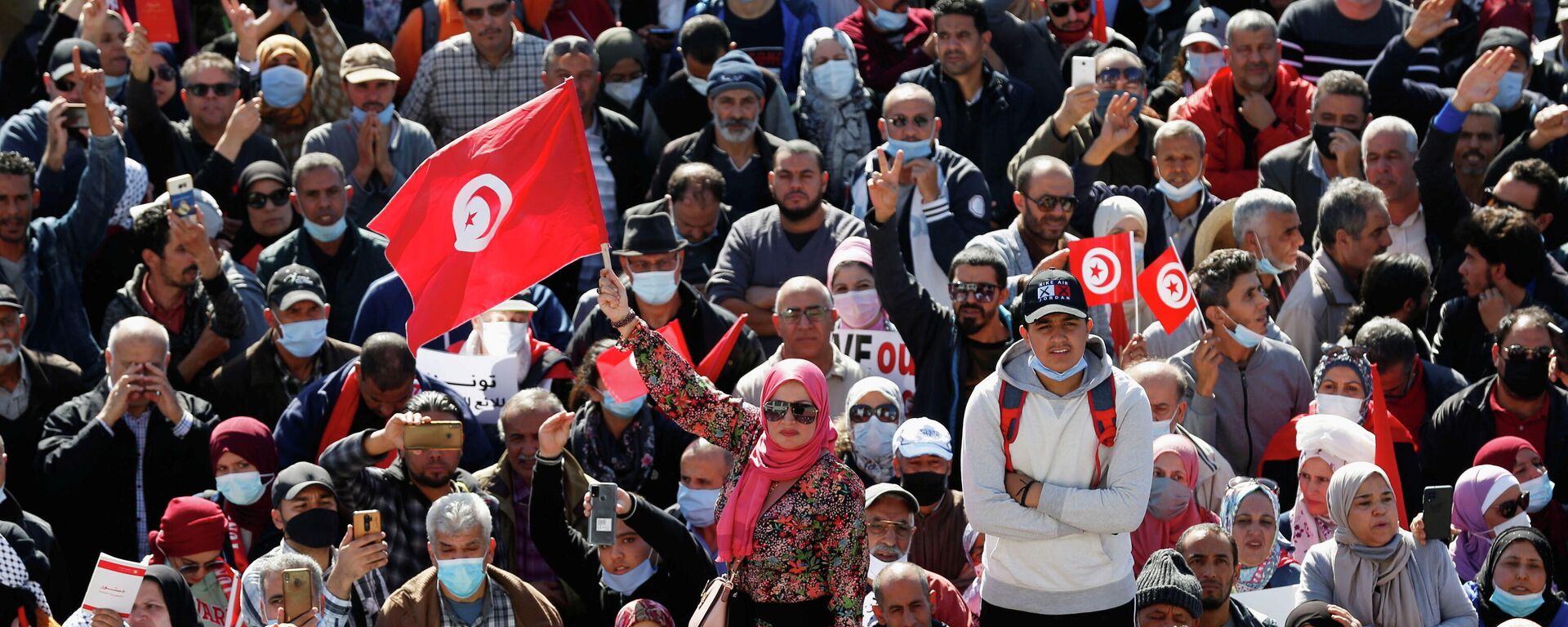 FILE PHOTO: Demonstrators hold flags during a protest against Tunisian President Kais Saied's seizure of governing powers, in front of the parliament, in Tunis, Tunisia, November 14, 2021 - Sputnik International, 1920, 17.12.2021