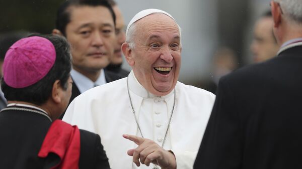 Папа Франциск улыбается, готовясь к вылету в международном аэропорту Ханэда в Токио - Sputnik International