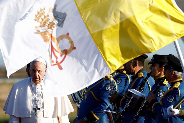 Pope Francis walks past soldiers holding flags of the Vatican and Cyprus at Larnaca International Airport while arriving for his visit to Cyprus and Greece, in Larnaca, Cyprus, on 2 December 2021. - Sputnik International