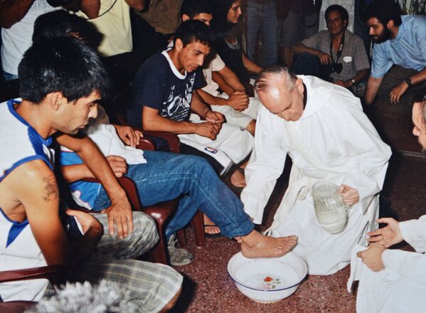 This handout picture released by Virgen De Caacupe Paris church on 20 March 2008 shows the then archbishop of Buenos Aires, Jorge Mario Bergoglio, now Pope Francis, washing the feet of drug addicts during the ceremonial opening of the Hogar de Cristo (Christ&#x27;s Home) a rehabilitation centre for addicts in a shantytown of Buenos Aires. - Sputnik International