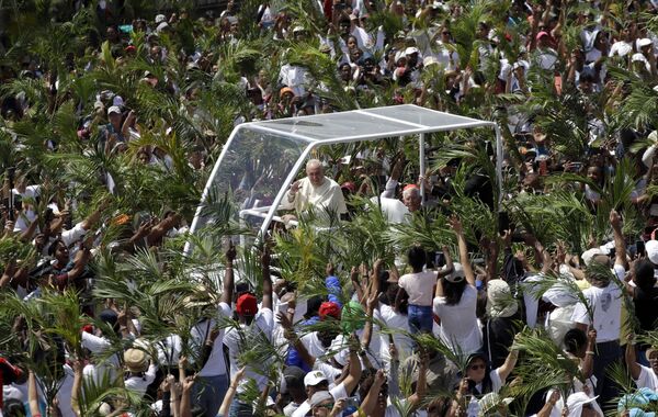 The faithful wave palm leaves as Pope Francis arrives to celebrate Mass at the monument Mary Queen of Peace, in Port Louis, Mauritius, Monday, on 9 September 2019. - Sputnik International