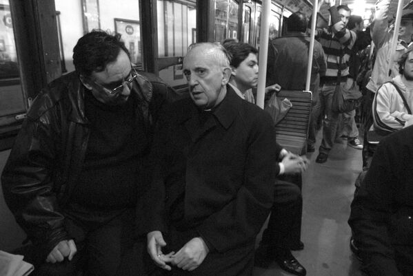 In this undated picture courtesy of Argentine journalist Sergio Rubin, Cardinal Jorge Mario Bergoglio (R) travels by subway in Buenos Aires.  - Sputnik International