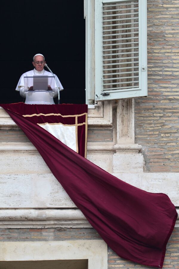 Pope Francis leads his first Angelus prayer from the window of the apartments (top-R) at St Peter's Square on 17 March 2013 at the Vatican. - Sputnik International