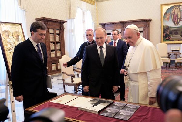 Russian President Vladimir Putin and Pope Francis exchange gifts at the Vatican Apostolic Library, 4 July 2019. - Sputnik International