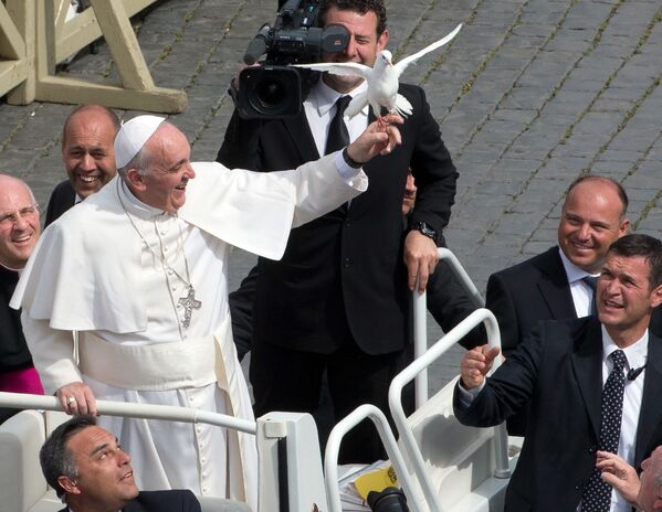 Pope Francis frees a dove during his weekly general audience in St. Peter Square at the Vatican, Wednesday, on 15 May 2013.  - Sputnik International