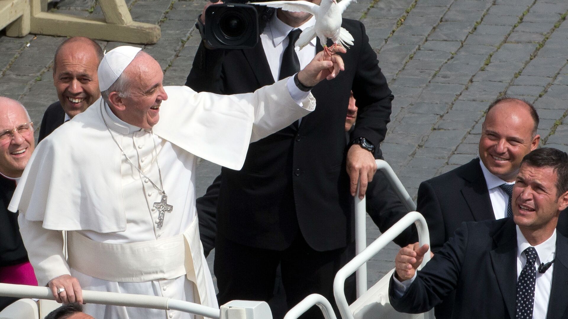 Pope Francis frees a dove during his weekly general audience in St. Peter Square at the Vatican, Wednesday, on 15 May 2013.  - Sputnik International, 1920, 01.08.2022