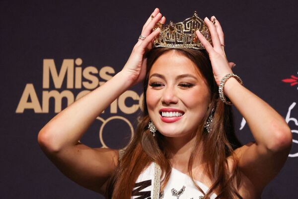 Miss Alaska Emma Broyles reacts while speaking to media after winning the 100th Anniversary of the Miss America Pageant at the Mohegan Sun Arena in Uncasville, Connecticut, US, 16 December 2021. - Sputnik International