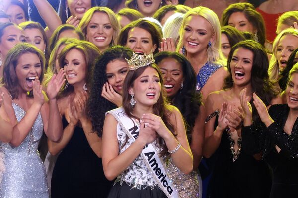 Miss Alaska Emma Broyles is surrounded by contestants after being announced as the winner of the 100th Anniversary of the Miss America Pageant at the Mohegan Sun Arena in Uncasville, Connecticut, US, 16 December 2021. - Sputnik International