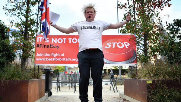 Drew Galdron performing as FauxBoJo, based on the British member of parliament Boris Johnson, jumps on a 'Stop' button during an anti Brexit demonstration in Brussels on October 17, 2018. - Sputnik International