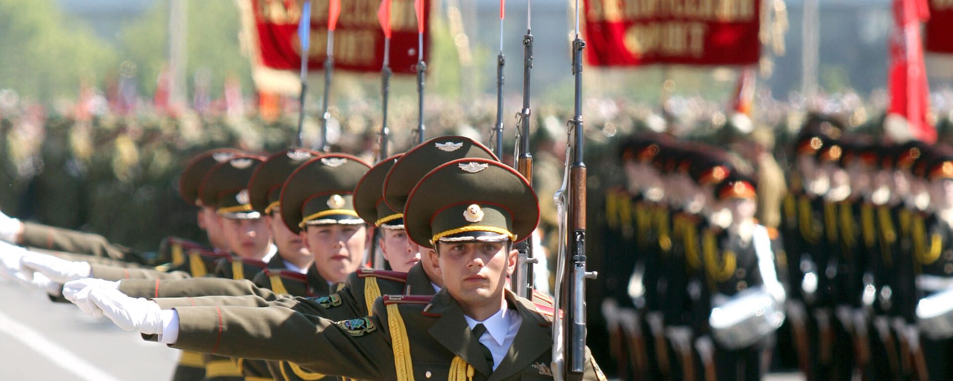 Belarusian troops march in Independence Day Parade in Minsk. FIl photo. - Sputnik International, 1920, 18.12.2021