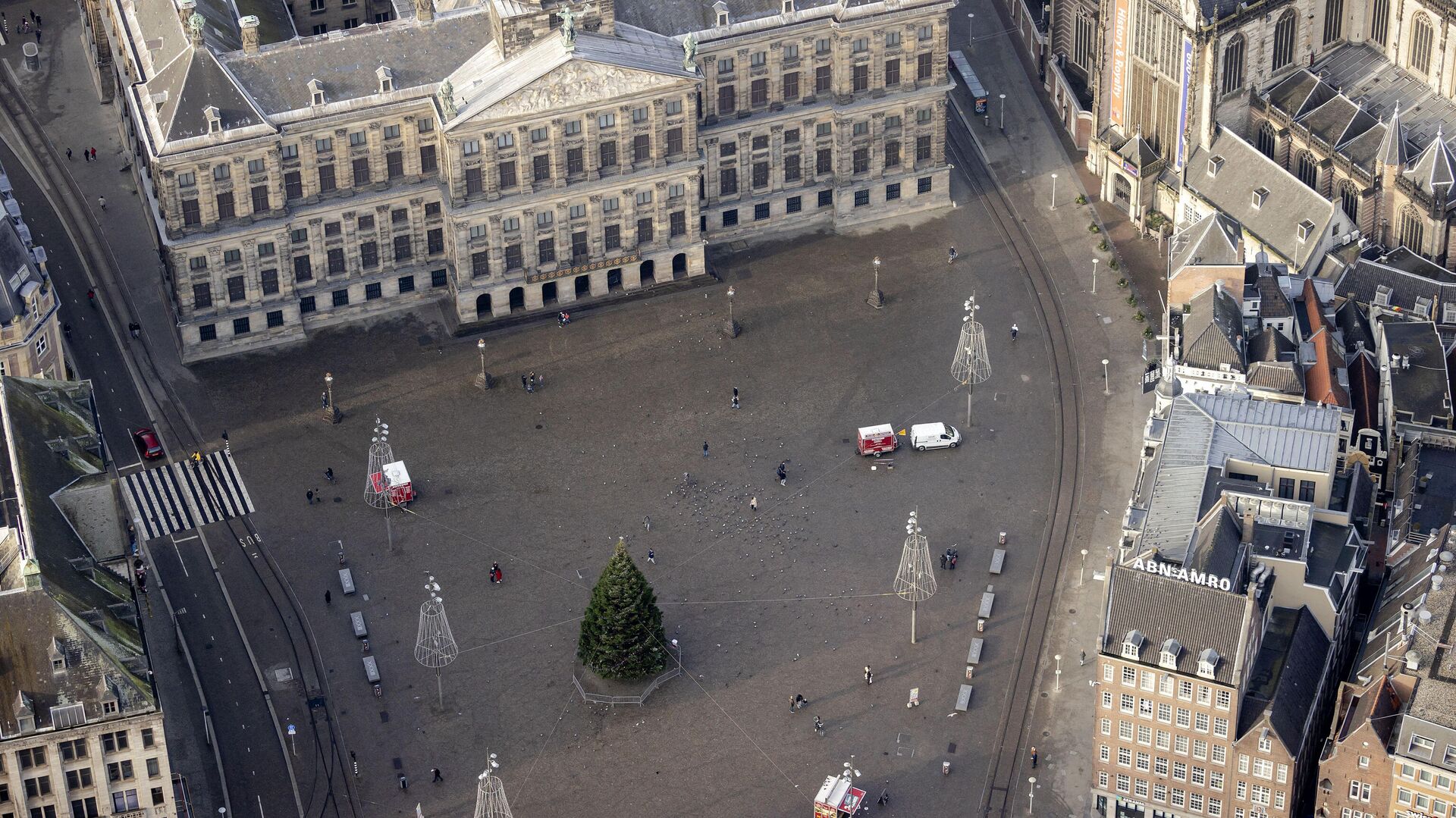 This aerial picture taken on December 20, 2020, shows the deserted Dam Square in Amsterdam decorated with a Christmas tree.  - Sputnik International, 1920, 03.02.2022