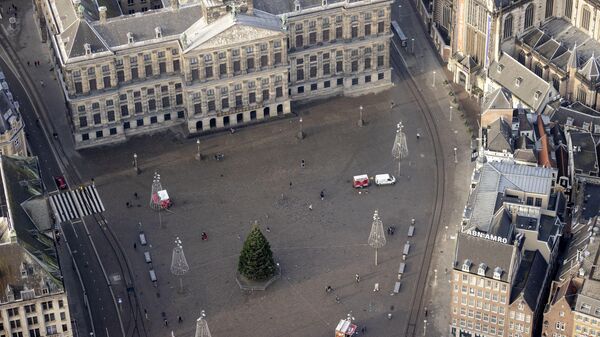 This aerial picture taken on December 20, 2020, shows the deserted Dam Square in Amsterdam decorated with a Christmas tree.  - Sputnik International
