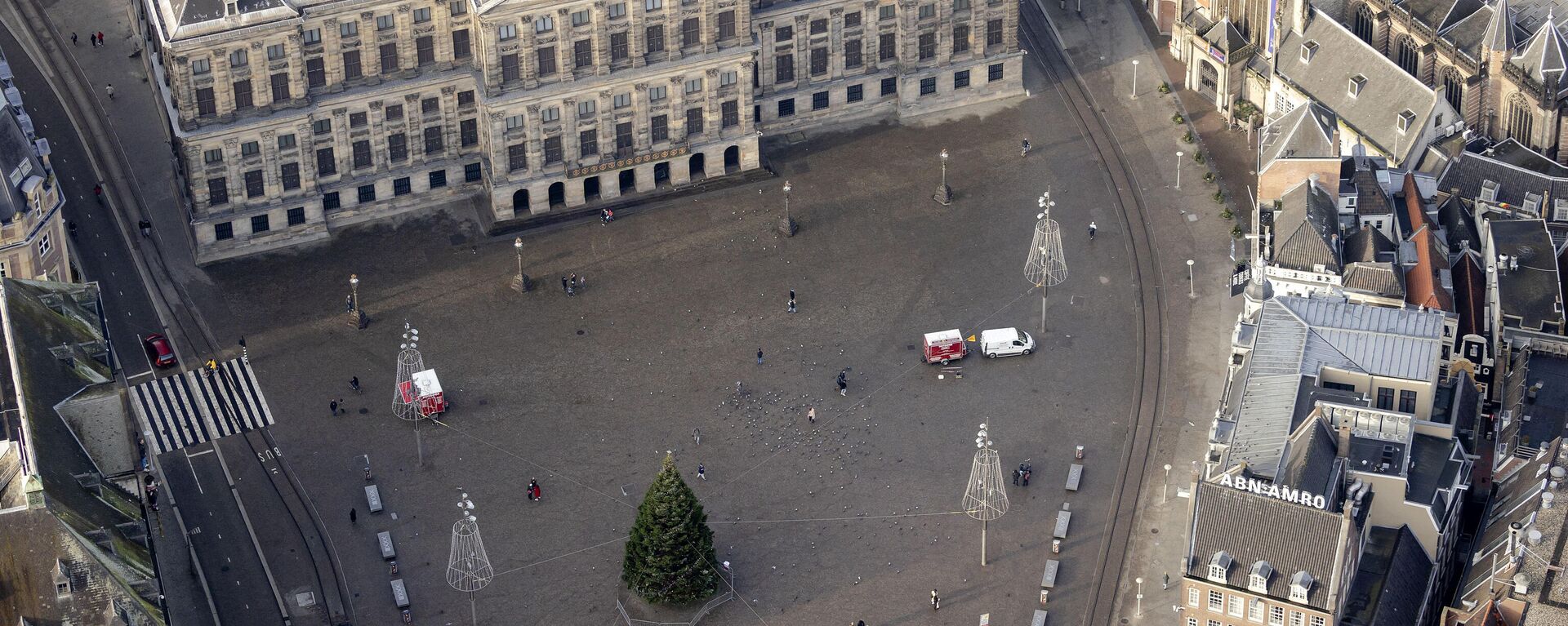 This aerial picture taken on December 20, 2020, shows the deserted Dam Square in Amsterdam decorated with a Christmas tree.  - Sputnik International, 1920, 25.02.2023
