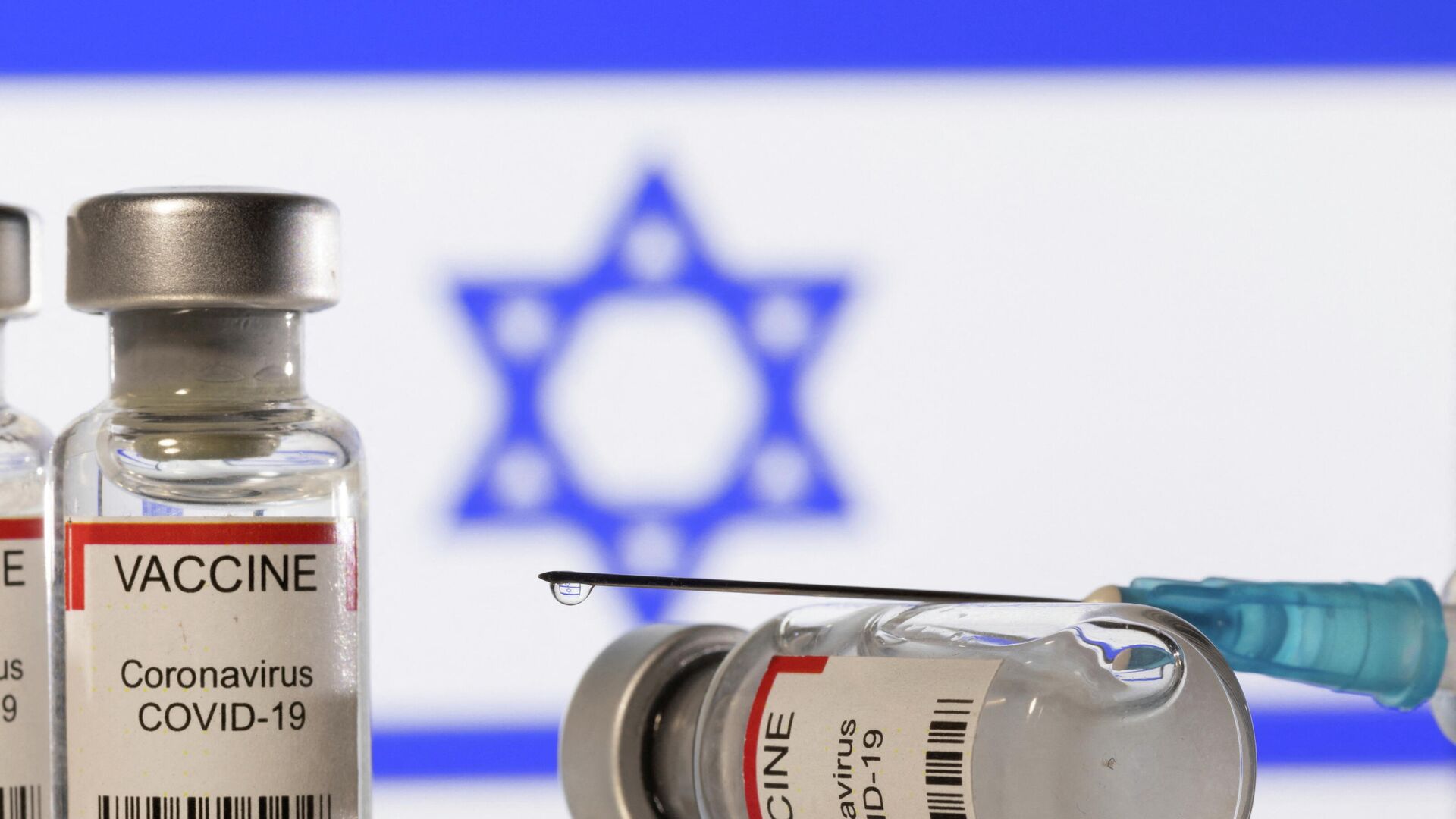 Vials labelled VACCINE Coronavirus COVID-19 and a syringe are seen in front of a displayed flag of Israel in this illustration taken December 11, 2021. - Sputnik International, 1920, 03.01.2022