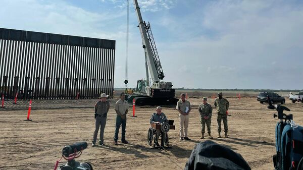 Texas Governor Greg Abbott at a press conference dedicated to an opening of the first section of the state-made border wall on December 18, 2021. - Sputnik International