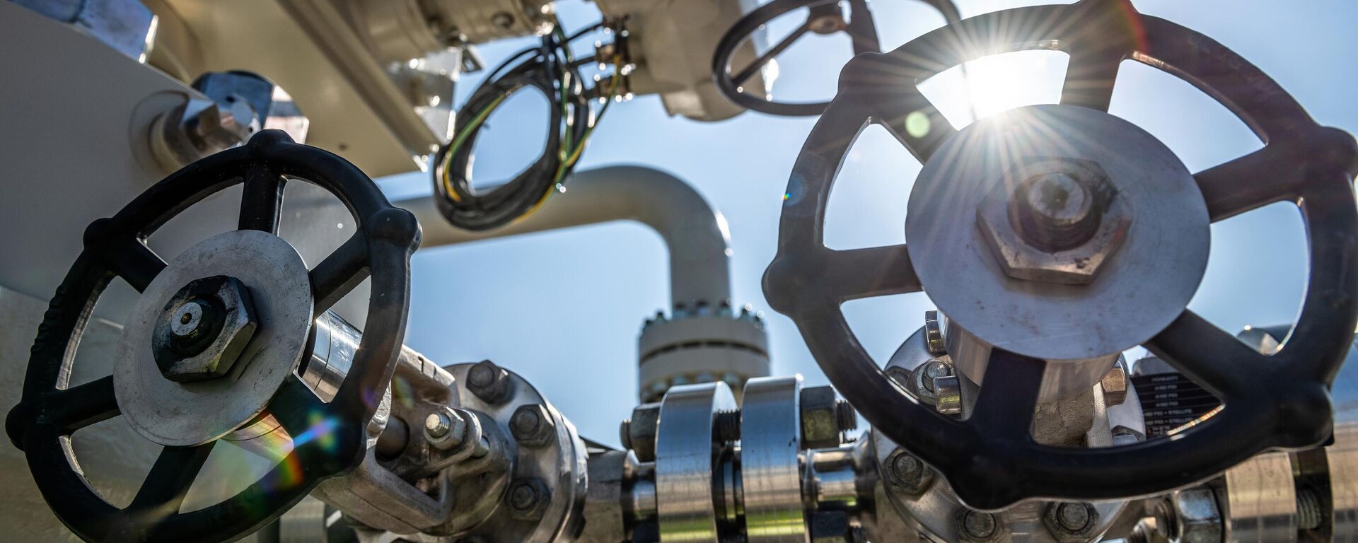 Piping systems and shut-off valves are pictured at the gas receiving station of the Nord Stream Baltic Sea pipeline, in Lubmin, Germany.  - Sputnik International, 1920, 12.08.2022