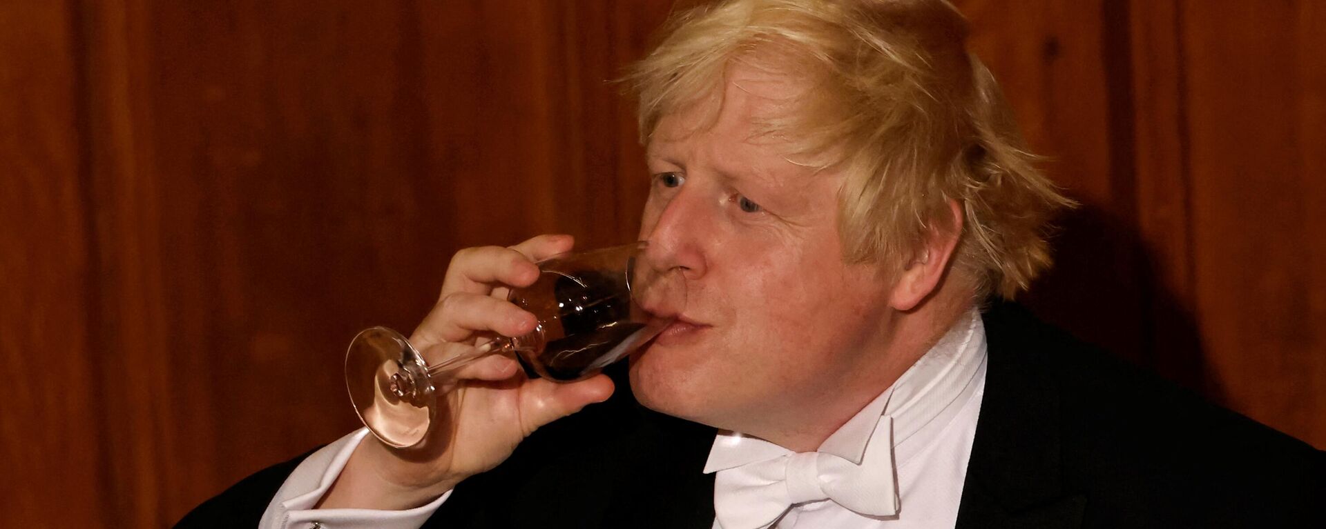 Britain's Prime Minister Boris Johnson drinks from a wine glass during the Lord Mayor's Banquet in central London on November 15, 2021 - Sputnik International, 1920, 09.01.2022