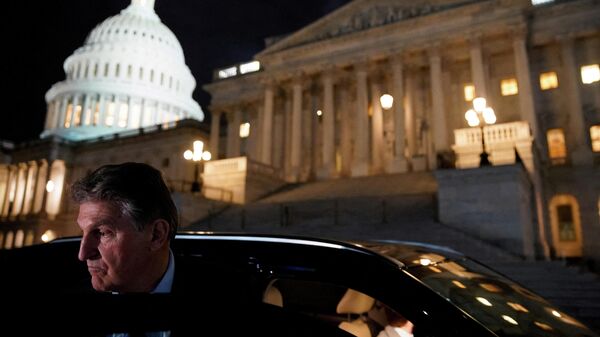 U.S. Senator Joe Manchin (D-WV) gets into a car as he leaves the U.S. Capitol in Washington, U.S., December 15, 2021 - Sputnik International