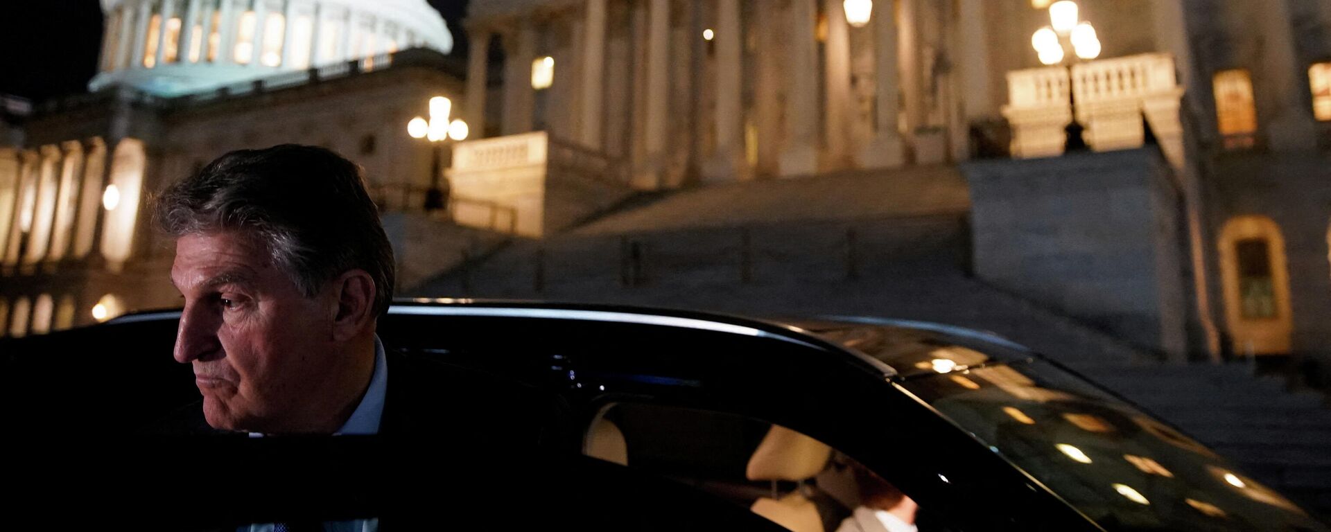 U.S. Senator Joe Manchin (D-WV) gets into a car as he leaves the U.S. Capitol in Washington, U.S., December 15, 2021. - Sputnik International, 1920, 20.12.2021
