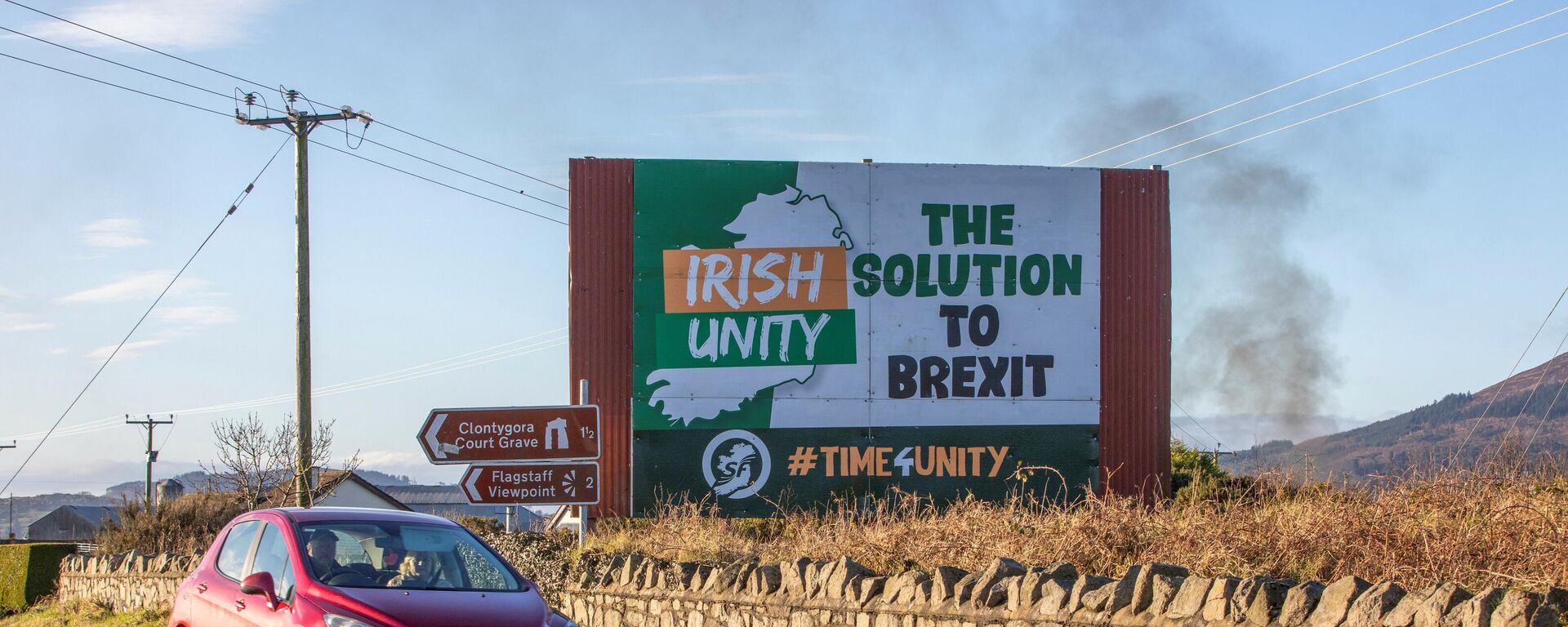 A truck passes signage on the old Dublin road near the border with Northern Ireland and the Irish Republic, on January 1, 2021, as Britain begins life outside the European Union - Sputnik International, 1920, 21.12.2021
