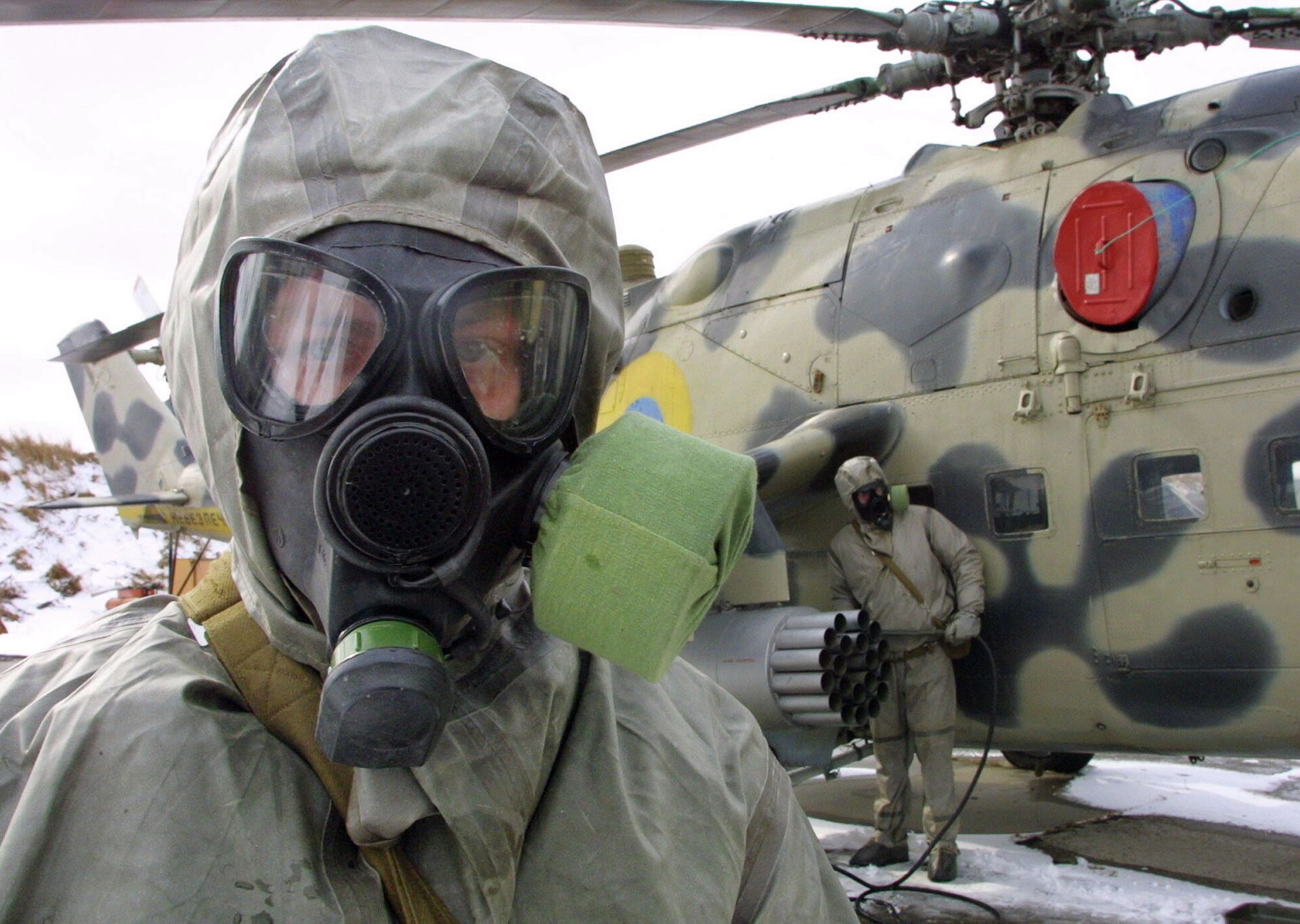 Ukrainian soldier wears a protective suit and a gas mask during exercises of Ukrainian anti-chemical weapons forces in Kalyniv, 620 kilometers (390 miles) west of Kiev, Ukraine,  Friday, March 14, 2003 - Sputnik International, 1920, 25.08.2022