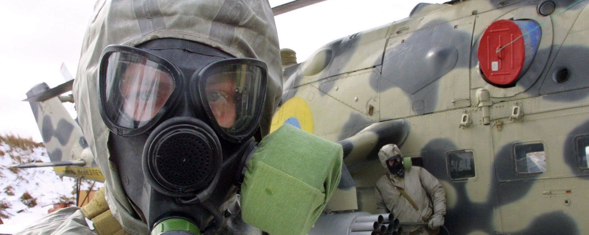Ukrainian soldier wears a protective suit and a gas mask during exercises of Ukrainian anti-chemical weapons forces in Kalyniv, 620 kilometers (390 miles) west of Kiev, Ukraine,  Friday, March 14, 2003 - Sputnik International, 1920, 21.12.2021