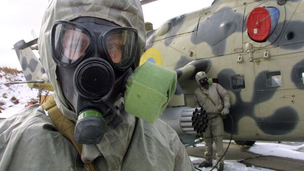 Ukrainian soldier wears a protective suit and a gas mask during exercises of Ukrainian anti-chemical weapons forces in Kalyniv, 620 kilometers (390 miles) west of Kiev, Ukraine,  Friday, March 14, 2003 - Sputnik International