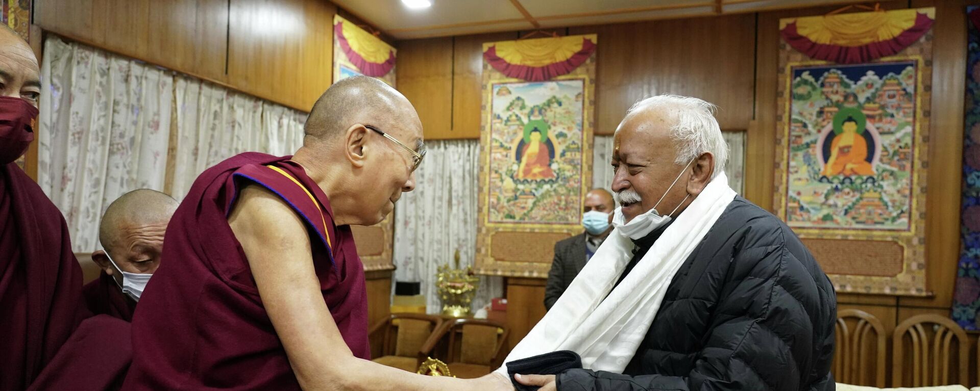 Rashtriya Swayamsevak Sangh (RSS) Chief Mohan Bhagwat pays a courtesy call on His Holiness the 14th Dalai Lama, 20 December 2021 - Sputnik International, 1920, 21.12.2021