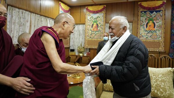 Rashtriya Swayamsevak Sangh (RSS) Chief Mohan Bhagwat pays a courtesy call on His Holiness the 14th Dalai Lama, 20 December 2021 - Sputnik International