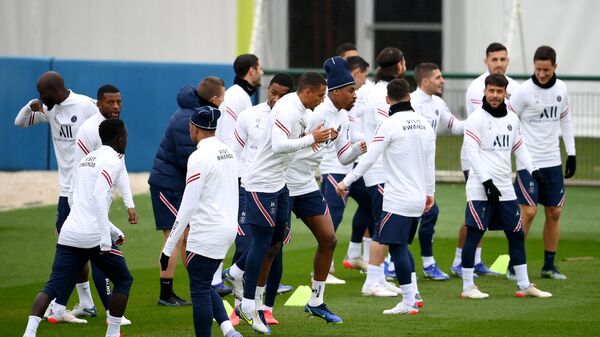 Paris Saint-Germain's players attend a training session at the club's Camp des Loges training ground in Saint-Germain-en-Laye, on November 19, 2021 - Sputnik International
