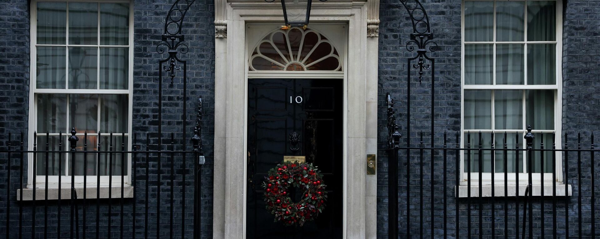 The door of 10 Downing Street is decorated with Christmas decorations in London, Britain, November 28, 2021 - Sputnik International, 1920, 14.01.2022