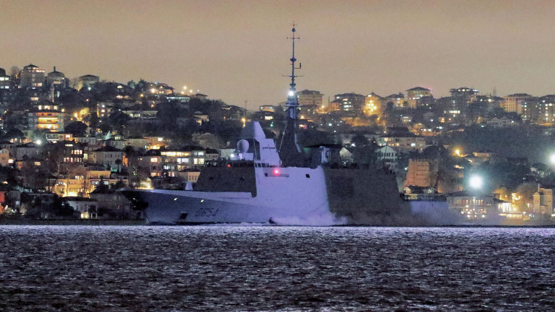 French Navy's frigate Auvergne sails in the Bosphorus as it is on its way to the Black Sea in Istanbul, Turkey, December 13, 2021 - Sputnik International, 1920, 24.12.2021
