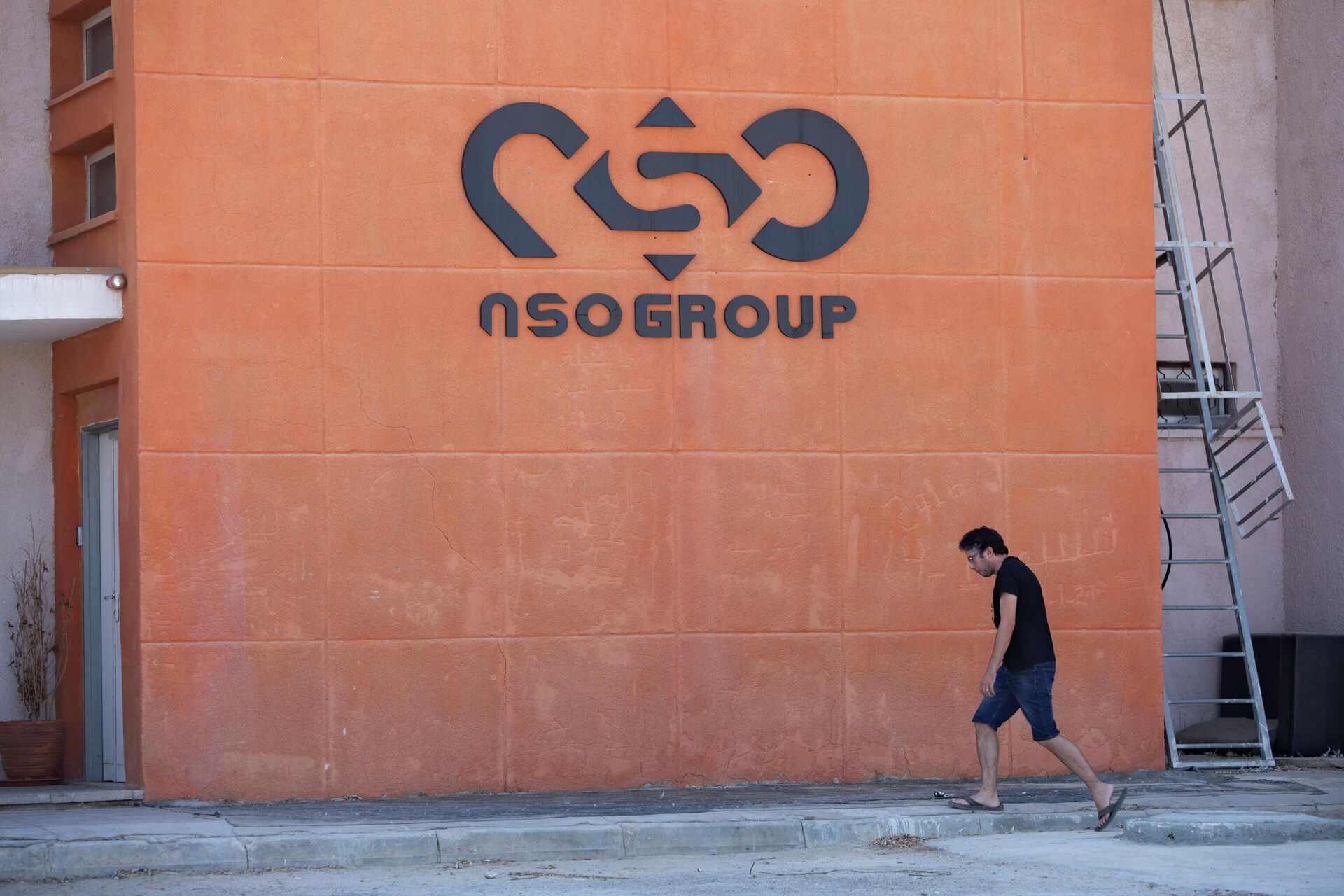 A logo adorns a wall on a branch of the Israeli NSO Group company, near the southern Israeli town of Sapir, Aug. 24, 2021 - Sputnik International, 1920, 22.12.2021