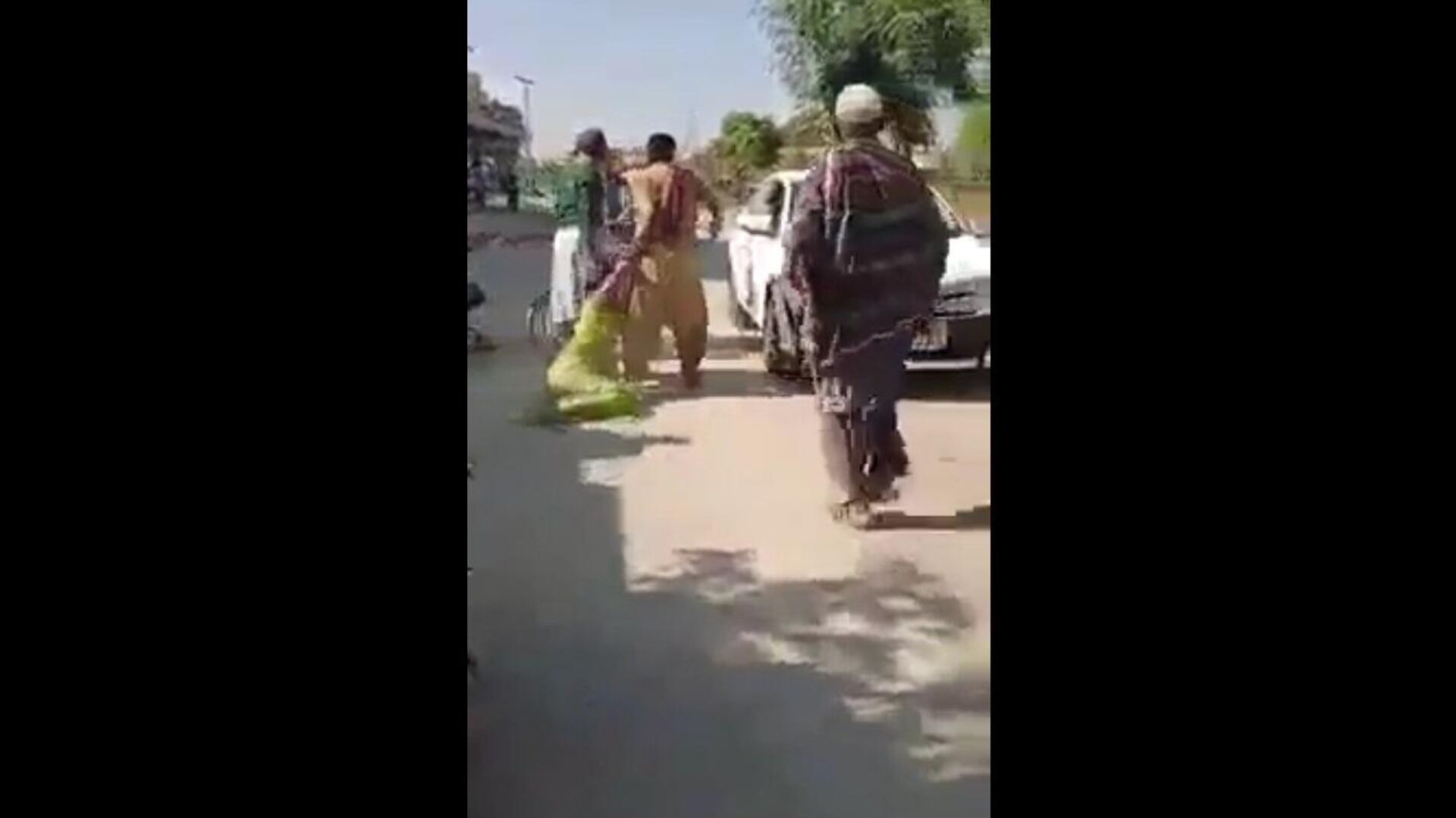 Stunned to silence!
Look how a Hindu woman is abducted in daylight, out-side session courts Umarkot,Sindh-Pakistan. She is screaming for help but they aren’t afraid of any police or action and they dragged her from hair & put her in car - Sputnik International, 1920, 22.12.2021