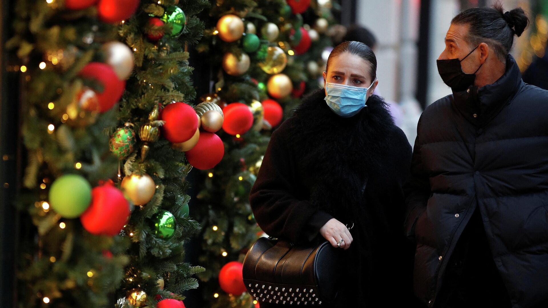 People walk past a store decorated for Christmas on New Bond Street amid the coronavirus disease (COVID-19) outbreak in London, Britain, December 21, 2021 - Sputnik International, 1920, 23.12.2021