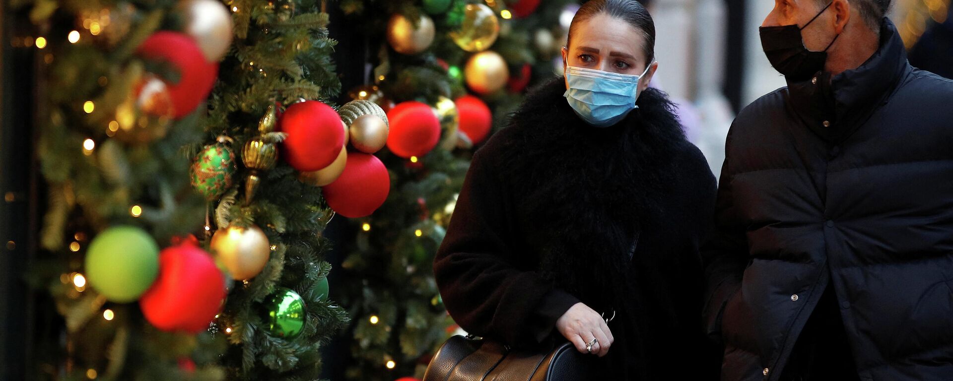 People walk past a store decorated for Christmas on New Bond Street amid the coronavirus disease (COVID-19) outbreak in London, Britain, December 21, 2021 - Sputnik International, 1920, 23.12.2021