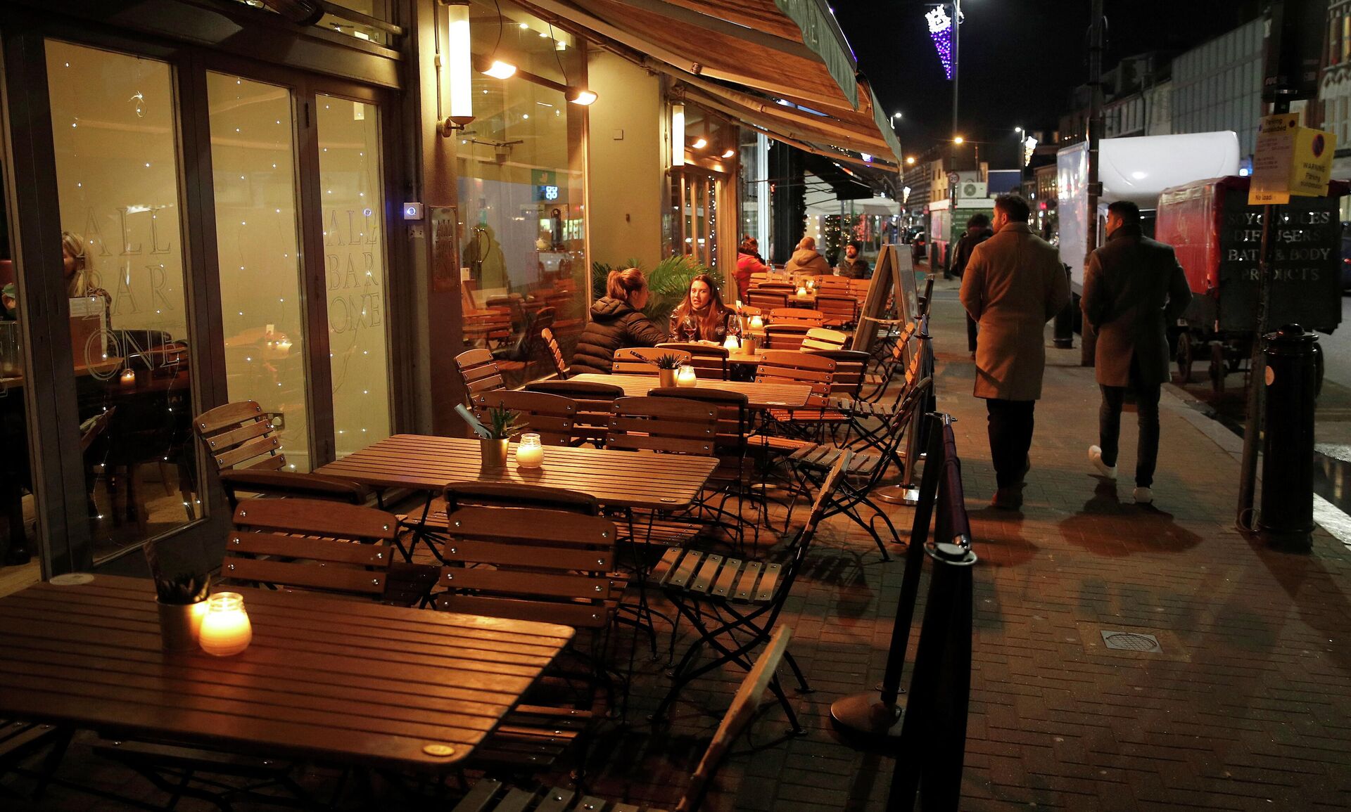 Empty tables are seen at a bar usually crowded  with customers amid the coronavirus disease (COVID-19) outbreak in London, Britain, December 21, 2021 - Sputnik International, 1920, 23.12.2021