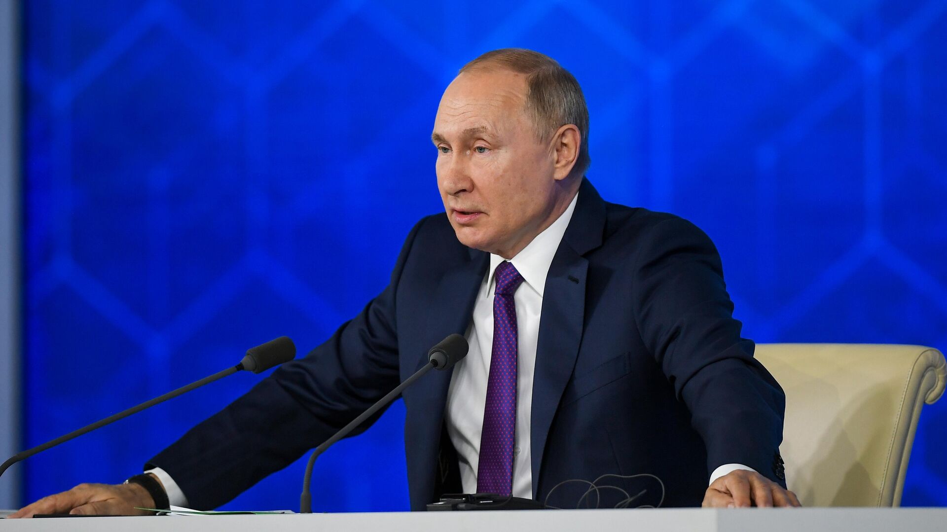 Russian President Vladimir Putin gives an annual end-of-year news conference at the Manezh Central Exhibition Hall, in Moscow, Russia - Sputnik International, 1920, 01.02.2022