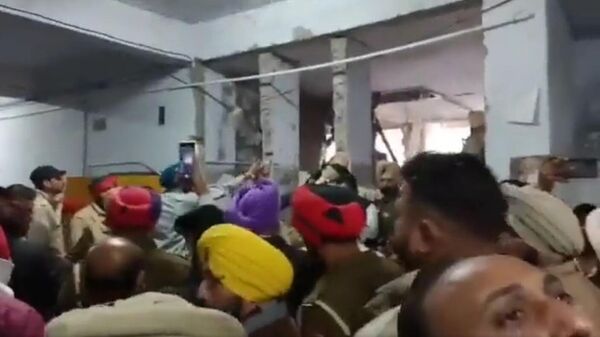 Visual shows massive damage to structure. IT'S a bomb blast..dead bodies inside the damaged structure, one of the advocate at Ludhiana court says - Sputnik International