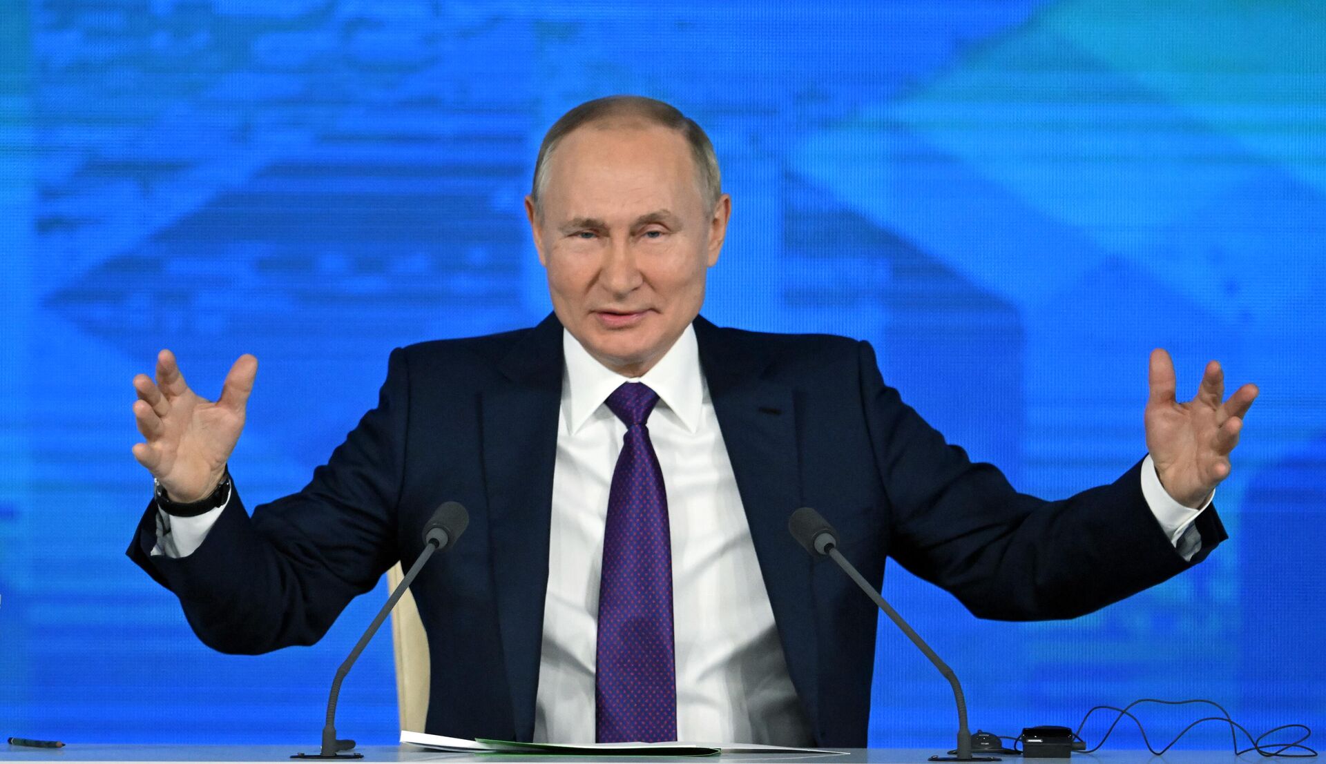 Russian President Vladimir Putin gives an annual end-of-year news conference at the Manezh Central Exhibition Hall, in Moscow, Russia - Sputnik International, 1920, 03.02.2022