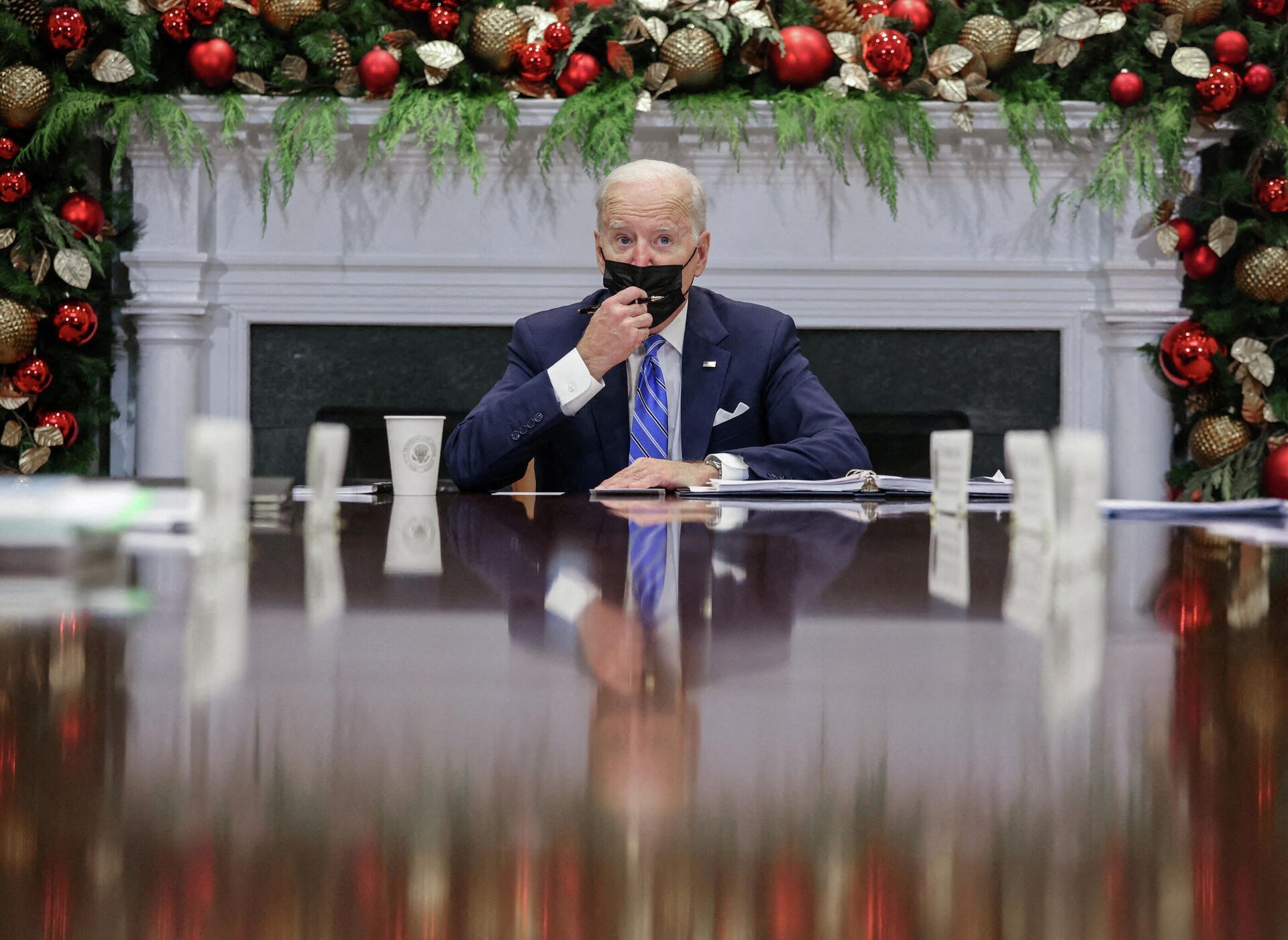 U.S. President Joe Biden meets with members of the White House COVID-19 Response Team on the latest developments related to the Omicron variant in the Roosevelt Room in the White House in Washington, U.S., December 16, 2021 - Sputnik International, 1920, 27.12.2021