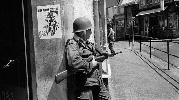 A French soldier guards a street corner in Oran, Algeria, May 15, 1962 - Sputnik International
