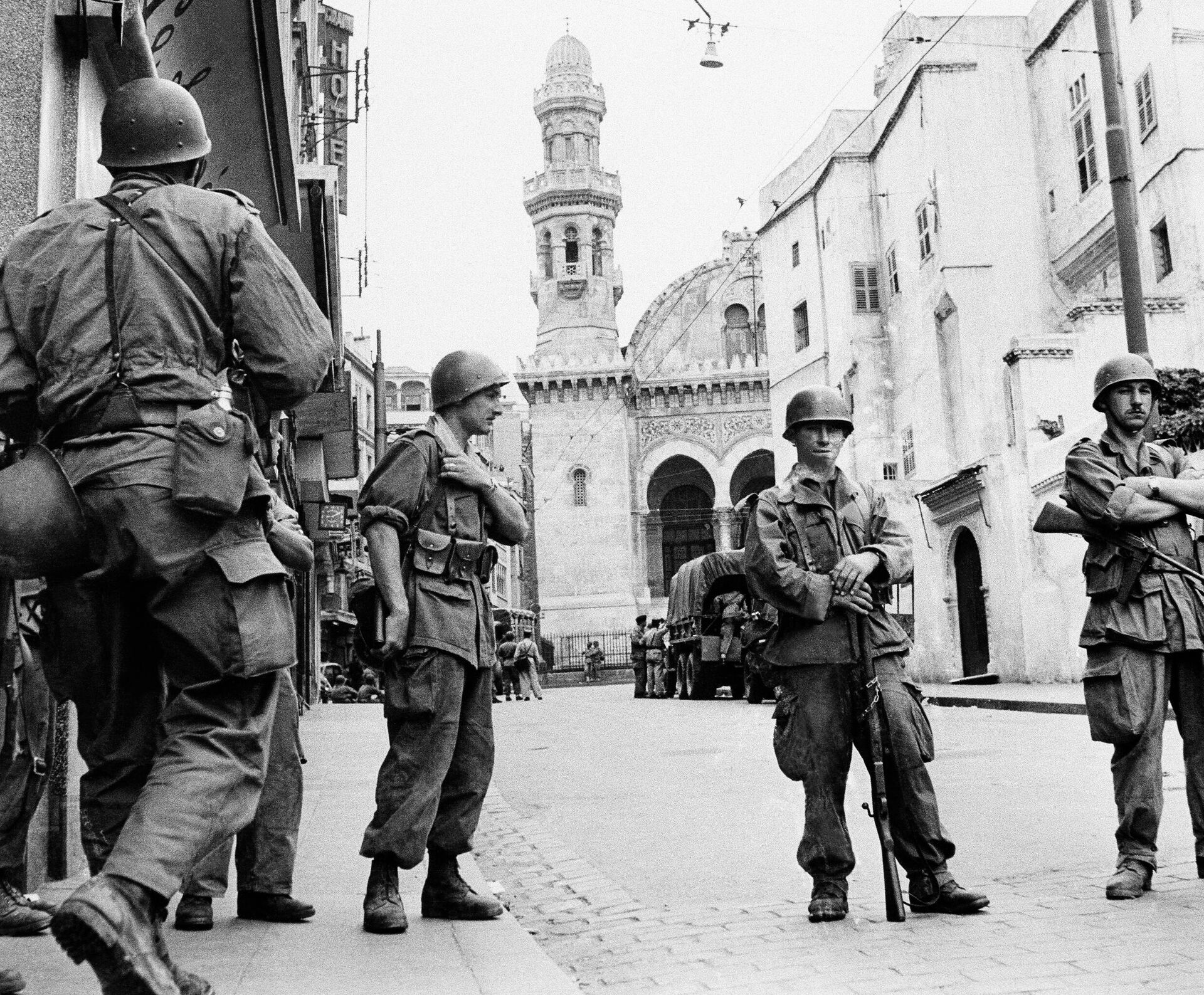 French troops seal off Algiers' notorious casbah, 400-year-old teeming Arab quarter, May 27, 1956 in Algeria, prior to a surprise 18-hour raid which turned up a store of military booty. The 7,500-man raiding party, including 1,500 special police, rounded up 4,480 Arabs, of which 522 were detained as super suspects.  - Sputnik International, 1920, 23.12.2021