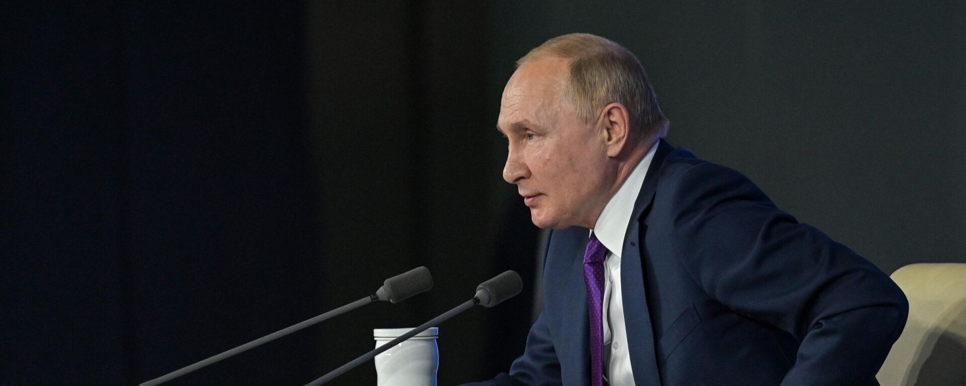 Russian President Vladimir Putin attends an annual end-of-year news conference at the Manezh Central Exhibition Hall, in Moscow, Russia - Sputnik International, 1920, 23.12.2021